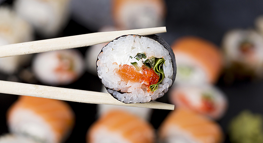 homme qui mange des sushis