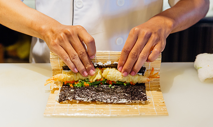 maitre sushi en pleine préparation