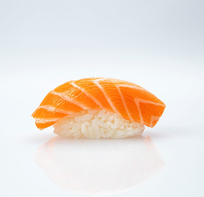 sushi de saumon, tranche de saumon sur riz vinaigré